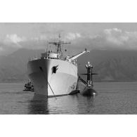 Le sous-marin Rubis à couple du bâtiment de Soutien Logistique Rhône sur le départ dans la baie de Vairao à Tahiti. [Description en cours]