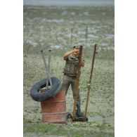 Un légionnaire du 6e REG (régiment étranger du génie) chaussé de Matramines démine une plage de Koweit City.