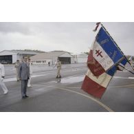 Le général de division Barthelemy, commandant supérieur des forces en Nouvelle-Calédonie, accueille Yvon Bourges, ministre de la Défense, qui passe en revue un détachement interarmées.[Description en cours]