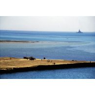 Le cuirassé américain Wisconsin au large à la sortie du canal de Suez.