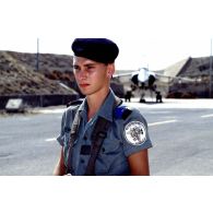 Portrait d'un commando de l'air de la section protection surveillant les avions de combat Mirage F1 de la BA (base aérienne) 188 de Djibouti.