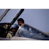 Pilote de chasse dans le cockpit ouvert d'un avion de combat Mirage F1 sur la BA (base aérienne) 188 de Djibouti.