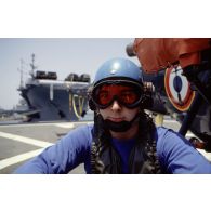 Portrait d'un personnel de pont sur le BCR (bâtiment de commandement et de ravitaillement) Var.