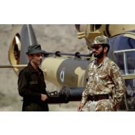 Le colonel Georges Ladevèze, commandant le 5e RHC, et le commandant Ibrahim devant un hélicoptère de combat Gazelle émirati.