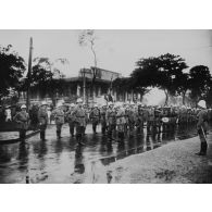 11 novembre 1932. Remise Légion d'honneur : capitaine Sontag et médaille militaires : sergent Luchi etc... [légende d'origine]