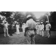 Nam Dinh. Cercle des s. officiers. Les parties de boules. [légende d'origine]