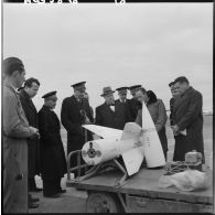 Louis Christiaens, secrétaire d’État aux forces armées de l'Air, inspecte les fusées téléguidées de la base aérienne de Colomb-Béchar.