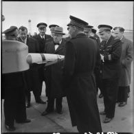 Louis Christiaens, secrétaire d’État aux forces armées de l'Air, inspecte les fusées téléguidées de la base aérienne de Colomb-Béchar.