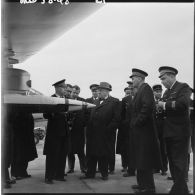 Louis Christiaens, secrétaire d’État aux forces armées de l'Air, inspecte les fusées téléguidées de la base aérienne de Colomb-Béchar.