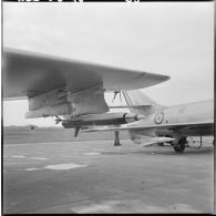 Avions à réaction avec fusées téléguidées sur la base aérienne de Colomb-Béchar.