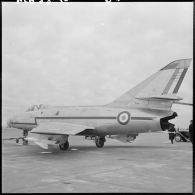 Avion à réaction avec fusée téléguidée sur la base aérienne de Colomb-Béchar.