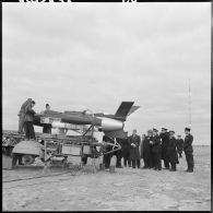 Louis Christiaens, secrétaire d’État aux forces armées de l'Air, inspecte les fusées téléguidées de la base aérienne de Colomb-Béchar.