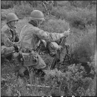 Un 1ère classe de Cherbourg engage un obus de mortier de 81 mm.