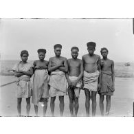 251. [Madagascar, 1900-1902. Portrait d'un groupe d'hommes malgaches.]