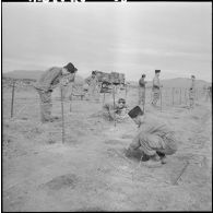 Les hommes du Génie posent des mines dans le secteur dit Les abreuvoirs, à la frontière franco-marocaine.