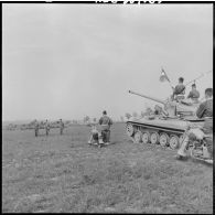 Le colonel Moral, le colonel Bie et le général François Huet saluent les troupes.