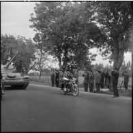 Les autorités saluent les troupes qui défilent.