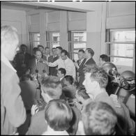 Conférence de presse au gouvernement général : discours du lieutenant Lucien Neuwirth.