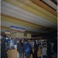 Etudiants devant le stand du Service d'information et de relations publiques des armées, à l'exposition Jeunesse, dans l'ancienne gare de la Bastille à Paris.