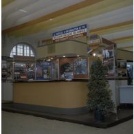 Vue du stand du Service d'information et de relations publiques des armées (SIRPA) à l'exposition Jeunesse 1976 dans l'ancienne gare de la Bastille à Paris.