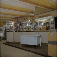 Vue du stand du Service d'information et de relations publiques des armées (SIRPA) à l'exposition Jeunesse 1976 dans l'ancienne gare de la Bastille à Paris.