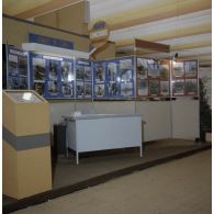 Vue du stand du Service d'information et de relations publiques des armées (SIRPA) à l'exposition Jeunesse 1976 dans l'ancienne gare de la Bastille à Paris.