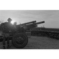 Equipe du 11e régiment d'artillerie de marine (RAMa) de Dinan, en action sur un canon de 105 HM2 à Abéché.