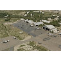 Vue aérienne de la base de N'Djamena, avec des avions Jaguar et Atlantic au parking.