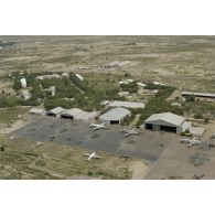 Vue aérienne de la base de N'Djamena, avec des avions Jaguar et Atlantic au parking.