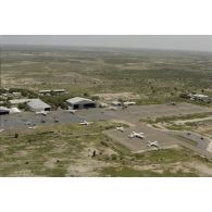 Vue aérienne de la base de N'Djamena, avec des avions Jaguar et Atlantic au parking.