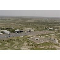 Vue aérienne de la base de N'Djamena, avec des avions Jaguar et Atlantic au parking.