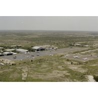 Vue aérienne de la base de N'Djamena avec des avions Atlantic et Jaguar au parking.