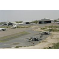 Vue aérienne de la base de N'Djamena, avec des avions Jaguar et Atlantic au parking.