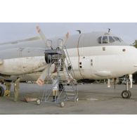 Préparation d'un avion Bréguet Atlantic sur la base aérienne de N'Djamena.