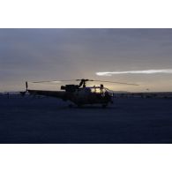 Un hélicoptère Alouette III sur le parking de la base aérienne d'Abéché.