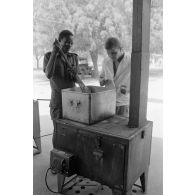 Un cuisinier tchadien prépare le repas des militaires du rang du groupement Phenix au camp Dubut à N'Djmena.