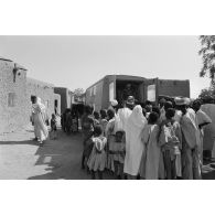 Une équipe médicale de l'armée française effectue des soins à des adultes, des enfants et des bébés dans un village de la région de N'Djamena.