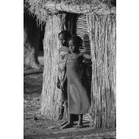 Deux fillettes à l'entrée d'une case dans un village de la région de N'Djamena.