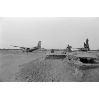 Protection de l'entrée du parking des avions par un canon de 20 mm à l'aéroport de N'Djamena.