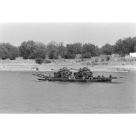 Deux automitrailleuses du 1er escadron du 1er régiment de hussards parachutistes (RHP) sont chargées à bord d'une portière du 17e régiment du génie parachutiste (RGP) pour un exercice de franchissement du fleuve Chari.