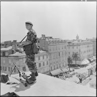 Corse. Portrait d'une sentinelle sur le toit de l'hôtel de ville d'Ajaccio.