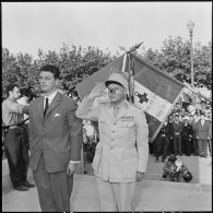 Corse. Le colonel Thomazo et Léon Delbecque se recueillent devant le monument aux morts de Bastia.