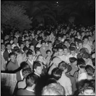 Corse. Distribution des journaux d'Alger à la foule attendant la délégation du comité de salut public d'Algérie.