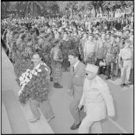 Corse. Le colonel Thomazo et Léon Delbecque déposent une gerbe de fleurs au monument aux morts de Bastia.