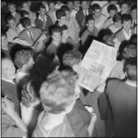 Corse. Distribution des journaux d'Alger à la foule attendant la délégation du comité de salut public d'Algérie.