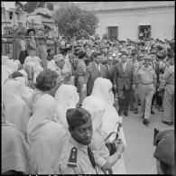 Le général Salan et Jacques Soustelle arrivent à l'hôtel de ville de Tizi Ouzou.