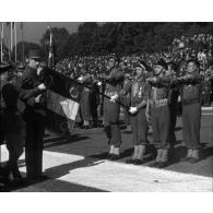 Le défilé du 18 juin 1945 à Paris.