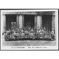 La 49e promotion" avec ses meilleurs voeux. Ecole supérieure de guerre, 49e promotion (1927-1929). A l'extrême gauche : capitaine Lalande. [légende d'origine complétée par le donateur]