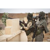 Des commandos tchadiens sécurisent le périmètre de l'aéroport de Gao, au Mali.