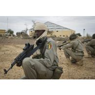 Des commandos tchadiens sécurisent l'aéroport de Gao, au Mali.